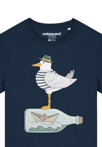 Navyblaues T-Shirt mit einem Grafiken eines Möwen in einem gestreiften Hemd und Hut, die auf einer Flasche mit einem Papierboot darin steht.