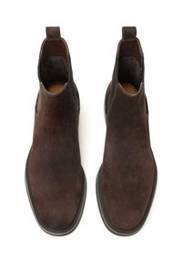 Botine Chelsea din suede maro cu un design elegant, vârf rotunjit, panouri laterale elastice și un tab pentru prindere la călcâi. Talpă din cauciuc negru.