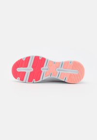 Suela de zapato con goma gris clara y acentos en rosa y coral, texturizada para mayor agarre y con un diseño segmentado para flexibilidad.