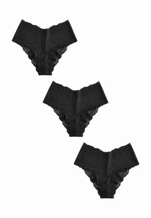 Trois culottes en dentelle noire pour femme avec une large ceinture, disposées en diagonale sur un fond blanc.