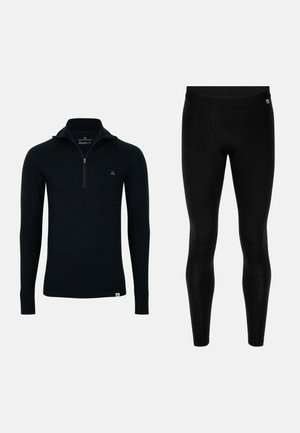 Sort langærmet pullover med lynlås krave og matchende sorte leggings. Glat tekstur, tætsiddende design og minimale brandingdetaljer.