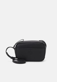 Borsa a tracolla nera in pelle con una finitura testurizzata, forma rettangolare, chiusura con zip e tracolla regolabile con un sottile dettaglio del logo.