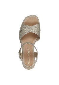 Öppen tå sandal med en korsad design i metallisk guld, med en texturerad ovandel, en slät lädersula och ett justerbart ankelsnöre.