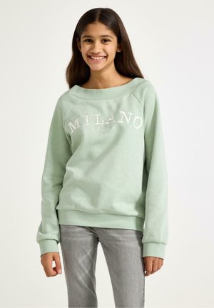 Miętowa bluza z nadrukiem "MILANO" na piersi w kolorze białym. Posiada szeroki dekolt i ściągacze przy rękawach. Połączona z szarymi jeansami.