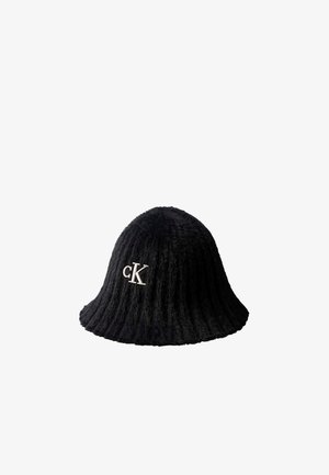 Mustast soonikude bucket-kübar valge "cK" logoga, mis on tikitud esiküljele.