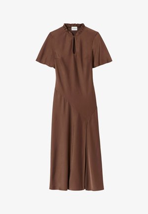 Robe midi marron à manches courtes avec col volanté, ouverture en forme de trou de serrure à l'avant, couture diagonale et fente frontale.