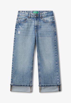 Jeans de denim azul claro con corte recto, puños enrollados y detalles desgastados. Cinco bolsillos y cierre de botón en la cintura.