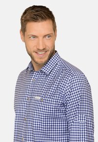 Blau-weiß kariertes Hemd aus Baumwolle, mit Button-Down-Kragen, Brusttasche und umrollbaren Ärmeln mit Knopfaufschlägen.