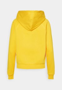 Gul huvtröja med drarem, kort i längden, ribbade muddar och nederkant. Tillverkad av mjukt tyg med en slät yta utan utsmyckningar.