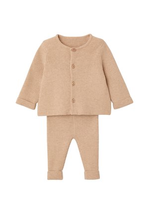 Beiges, gerippt gestricktes Baby-Outfit mit langärmligem, knöpfbarem Oberteil und passenden Hosen mit umgeschlagenen Bündchen.