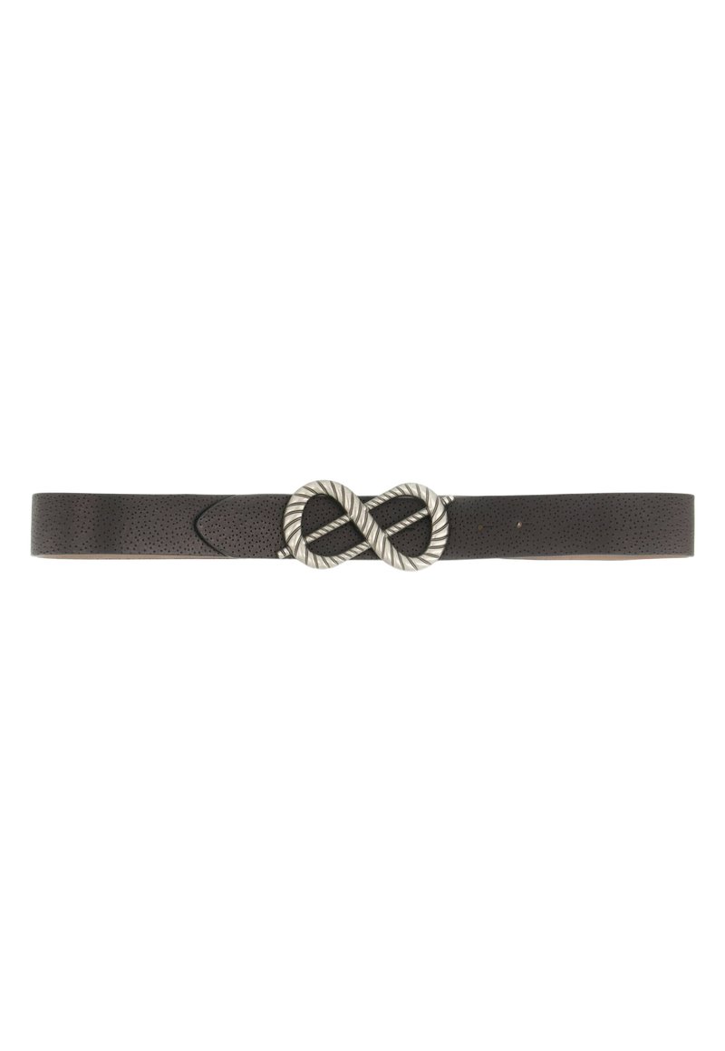 Brun läderbälte med en vriden silverspänne i oändlighetsslinga. Läderskinnet har en texturerad yta med små perforeringar.