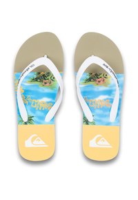 Des tongs avec une semelle texturée beige, des brides blanches et un design graphique coloré mettant en avant un ciel bleu, des palmiers et des accents jaunes.