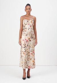 Ärmlös blommig maxiklänning i beige satin med rosa, blå och bruna accenter; har delikata axelband och en figursydd byst med en flödande kjol.