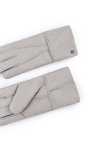 Graue Lederhandschuhe mit einer glatten Textur, die über eine Nahtdekoration und einen Knopfakzent am Bund verfügen. Schlichtes und tailliertes Design.