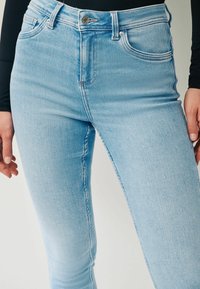Next SUPER SOFT STANDARD - Vaqueros slim fit - bleach blue