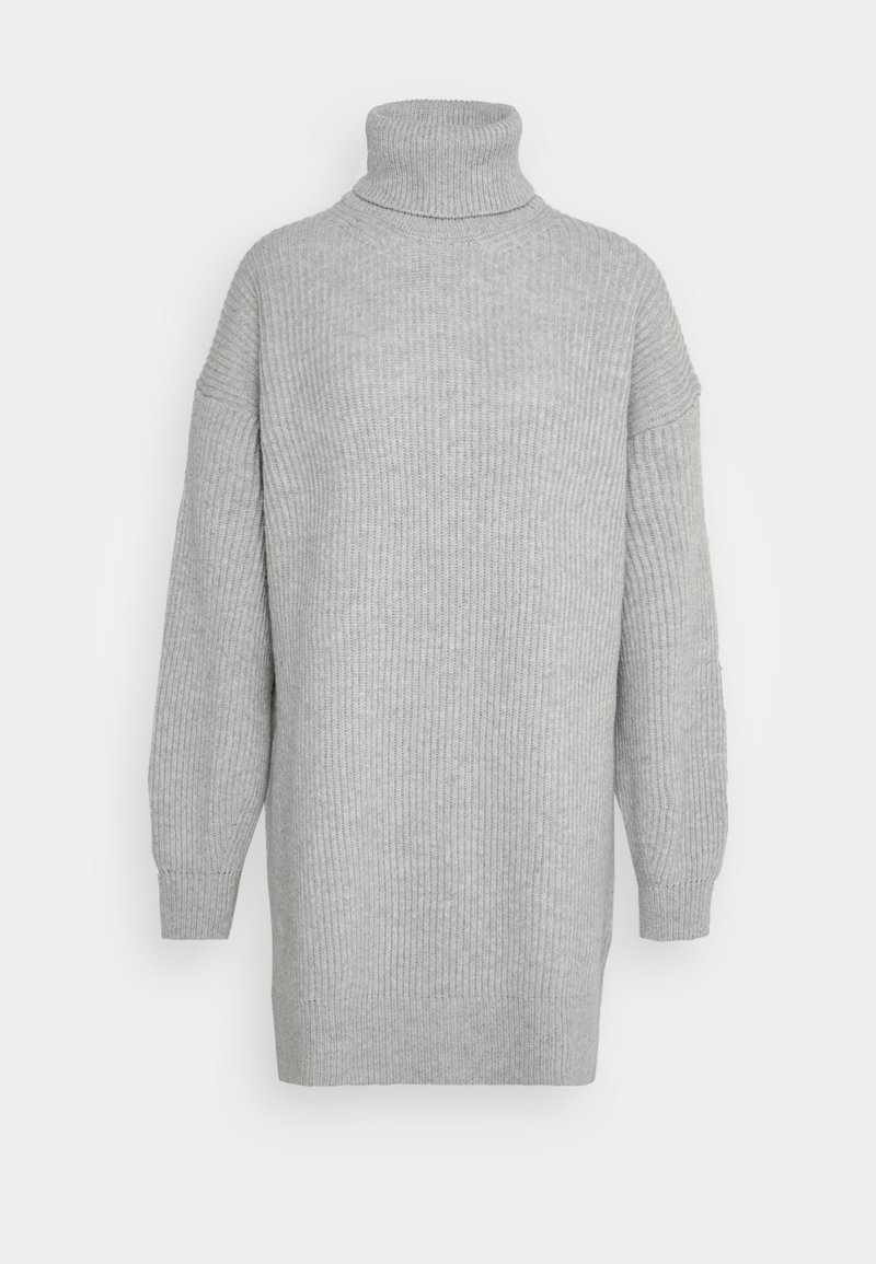 Robe-pull en maille côtelée gris clair avec manches longues et col roulé plié, présentée sur un fond blanc uni.