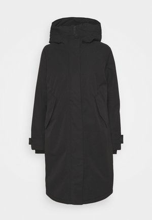 Lange zwarte winterjas met capuchon, ritssluiting aan de voorkant en knoopsluitingen, zijflapzakken en verstelbare polsbanden.