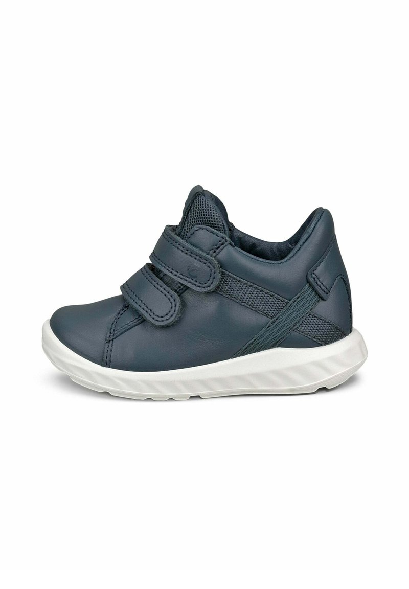 Sneaker in pelle blu navy con suola bianca, dotato di due cinturini in velcro e dettagli in mesh sui lati per una migliore traspirabilità.