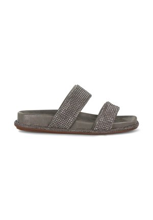 Chanclas grises con dos correas anchas y texturizadas adornadas con pequeños rhinestones. Presenta una suela plana y acolchada con un ribete marrón contrastante.