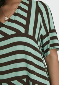 ONLY Carmakoma LOCKER GESCHNITTEN V-AUSSCHNITT MIDI - Vestido informal - chocolate lab