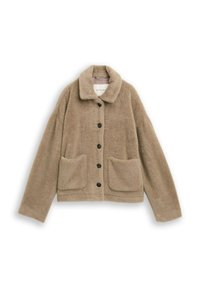 Tan faux-fur jas met een kraaghalslijn, sluiting met knopen aan de voorkant en twee grote opgestikte zakken. Zachte textuur met een relaxed fit.