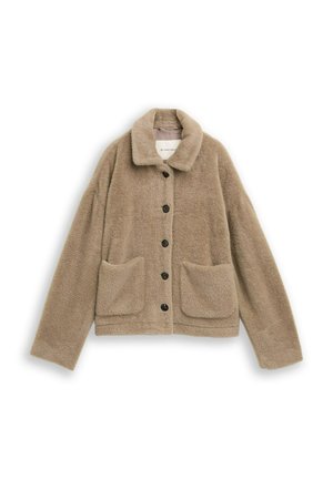 Veste en fausse fourrure beige avec un col, fermeture à boutons sur le devant et deux grandes poches plaquées. Texture douce avec une coupe décontractée.