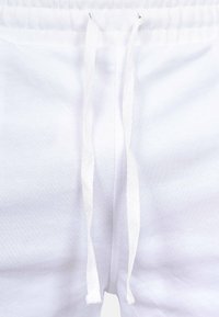 Witte sweatpants met een zachte textuur, een elastische tailleband en een trekkoord, met een eenvoudig, onopgesmukt ontwerp voor comfort.