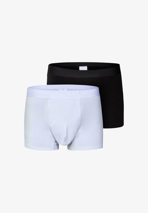 Zwei Paare von Herren-Boxershorts, eines in Weiß und eines in Schwarz, vor einem weißen Hintergrund präsentiert.