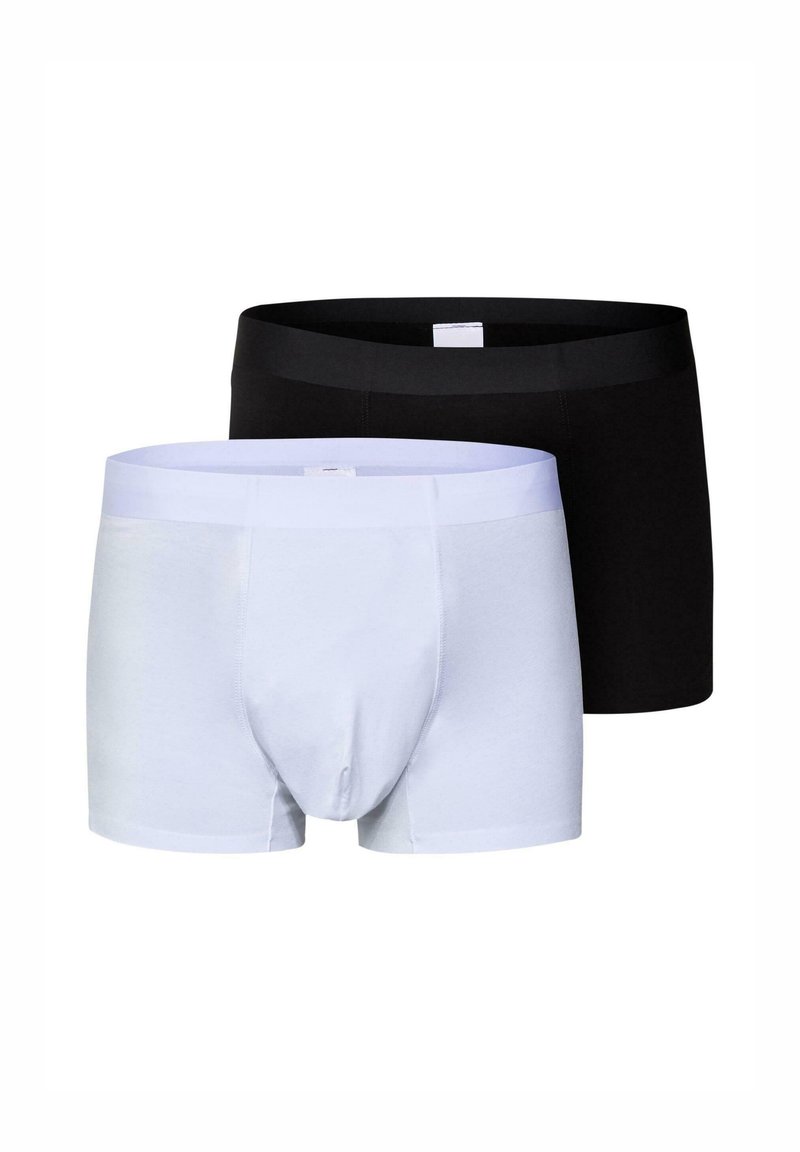 Két férfi alsónadrág pár, az egyik fehér, a másik fekete, fehér háttér előtt bemutatva.