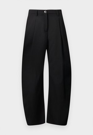 Pantaloni neri a vita alta con gamba larga, chiusura con bottone e zip, passanti per cintura e pieghe frontali su sfondo chiaro uniforme.