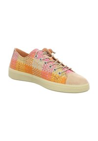 Gewebter Sneaker in Pink, Orange und Beige mit einer strukturierten Oberseite, versehen mit einer glatten beigen Zehenkappe und leichter Sohle, ausgestattet mit Metallösen.