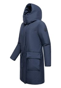 Pufota tumši zila coat ar lielu kapuci, divām priekšējām kabatām un logo detaļu uz piedurknes. Gluda tekstūra ar taisnu siluetu.