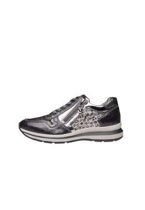 Sort og sølv lavtop-sneaker med lynlås og snørelukning, mønstret sidepanel og hvidstribet sål på hvid baggrund.