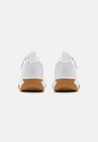 Nike Performance OMNI MULTI-COURT - Trainers - white/pure platinum/light smoke grey