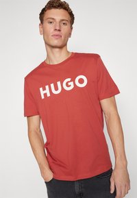 HUGO DULIVIO - Apdrukāts T-krekls - dark red