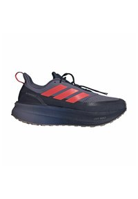 Chaussure de sport noire avec des accents rouges, tige en maille texturée, semelle intermédiaire épaisse et semelle en caoutchouc. Présente trois bandes proéminentes sur le côté.