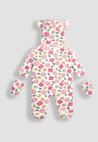 Monos de felpa blanca con un patrón floral en rosa, verde y beige; cuenta con orejas de oso en la capucha y mitones a juego. Textura suave en todo.