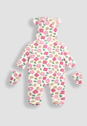 Fluffy witte onesie met een roze, groene en beige bloemmotief; heeft berenoren op de capuchon en bijpassende wanten. Zachte textuur overal.