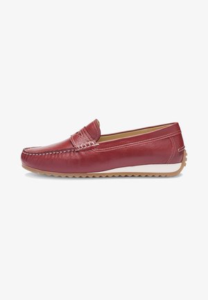 Roter Leder-Slipper mit gesteppten Details, weißer Zwischensohle und hellbrauner Gummisohle mit strukturiertem Griffmuster.