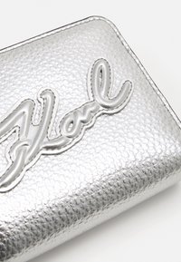 KARL LAGERFELD K/SKUARE GRAINY BIFOLD - Portafoglio - silver-coloured