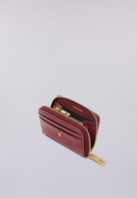 Portafoglio compatto in pelle borgogna con zip dorata, tasca frontale e logo del marchio Trussardi all'interno e sul tirazip.