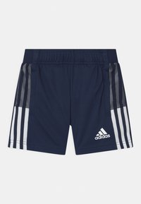 Pantalones cortos deportivos de la marina, hechos de poliéster, con paneles laterales de malla, tres rayas blancas a cada lado y un logo bordado de Adidas.