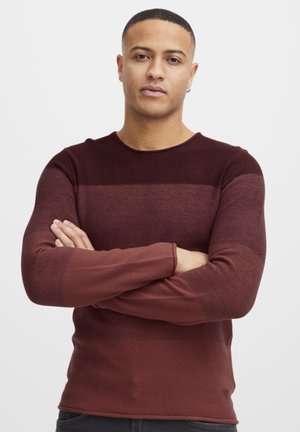 Pulover ribbed în nuanță de burgundy, cu mâneci lungi și decolteu rotund, având dungi orizontale în nuanțe variate de burgundy.