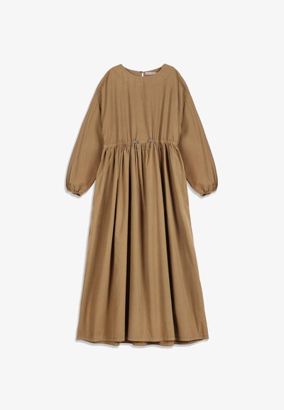 Longue robe marron avec de longues manches bouffantes, col rond, taille élastique avec cordons réglables et jupe fluide.