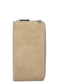 Bežs mākslīgā āda maks ar gludu tekstūru, ar rāvējslēdzēju un smalku šuvumu pa malām. Kompakta taisnstūra forma.