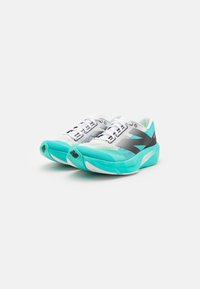 New Balance FUELCELL REBEL V4 - Apavi skriešanai pa asfaltu - green