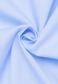 Helles blaues, spiralförmig gefaltetes Gewebe, mit einer glatten Textur und gleichmäßigem Webmuster, ohne sichtbare Muster oder Akzente.