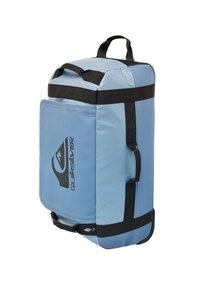 Sininen vesitiivis kassi matkalaukku mustilla yksityiskohdilla, yläkahvoilla ja sivutaskulla, jossa on painettu logo. Suorakaiteen muotoinen muotoilu ja kestävä materiaali.