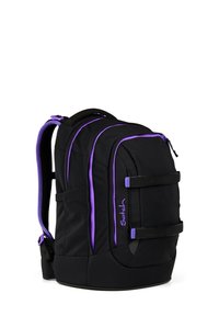 Schwarzer Rucksack mit lila Akzenten, ausgestattet mit verstellbaren Trägern, mehreren Fächern und einer Seitentasche für die Aufbewahrung. Das Material ist langlebig.