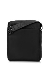 Borsa a tracolla nera realizzata in tessuto texturizzato. Presenta una tracolla regolabile con dettagli in rilievo e una chiusura con zip. Forma rettangolare.